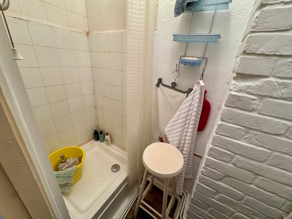 Lot: 169 - TOWN CENTRE FREEHOLD BLOCK OF FOUR FLATS - First floor flat - shower room